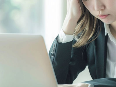 PCの電源が入らず、困っている男性のイメージ画像